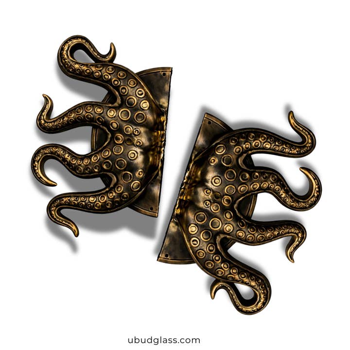 Grande Poignée de Porte Tentacule de Poulpe – Poignée de Porte Nautique Gothique en Laiton pour la vente par Ubud Glass