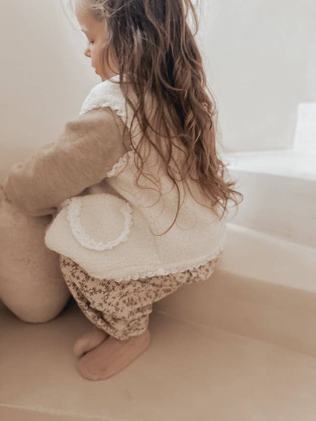 Annie & Charles – Engroshandel Vest - Børn – Annie & Charles® blød vest med teddyfleece og blondekanter6