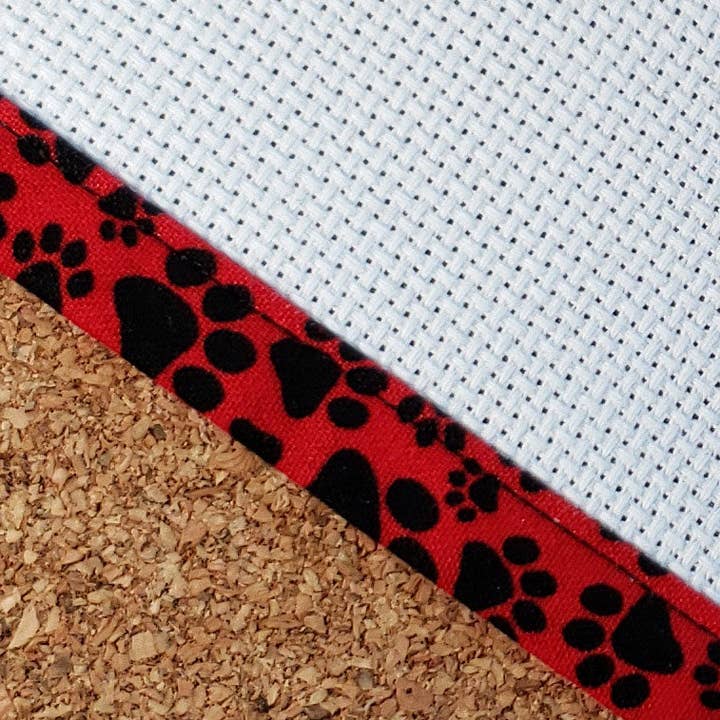 Pattes sur fond rouge - Garniture personnalisée pour la vente par Rogue Stitchery