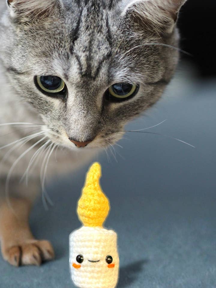 Eli la lumière d'hiver | jouet pour chat léger avec froissements pour la vente par Feline Grove