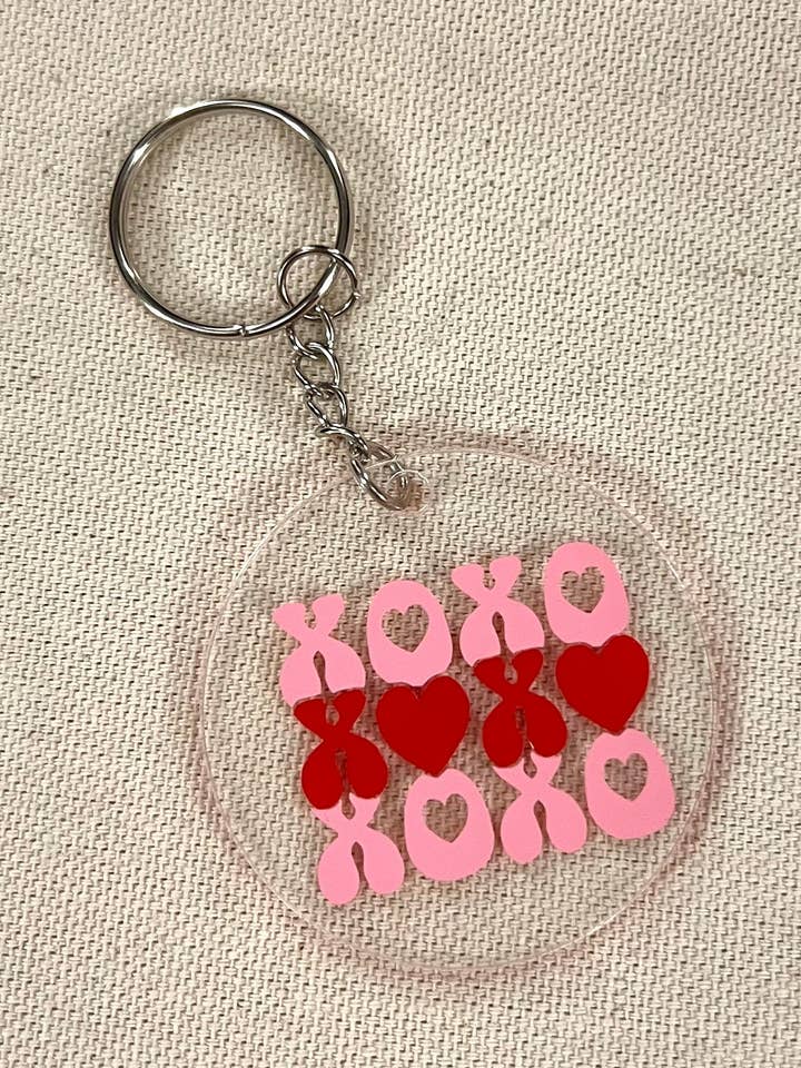 Portachiavi rotondo xoxo per la vendita all'ingrosso da parte di Honey Rose Collective