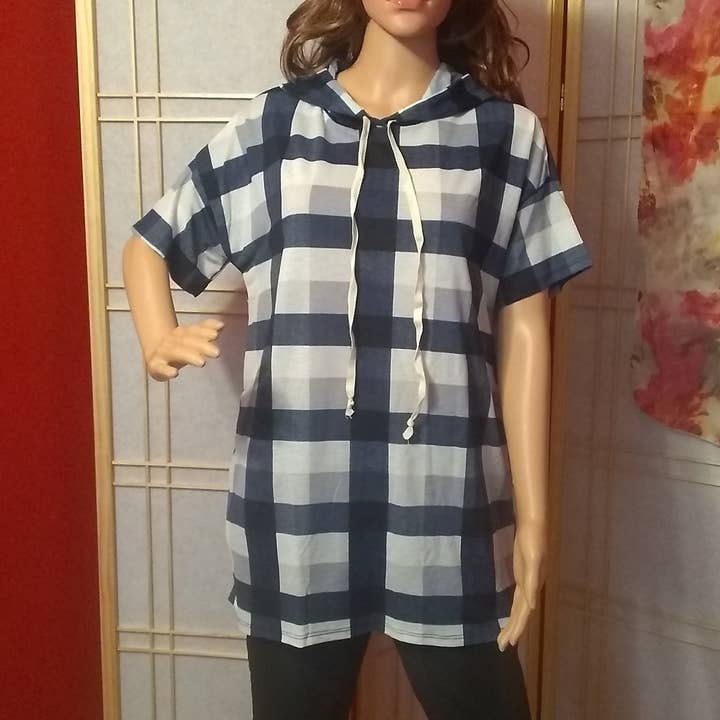 Gebreide top met capuchon met geruit patroon voor wholesale door Jones & Ivy Collections, Inc.