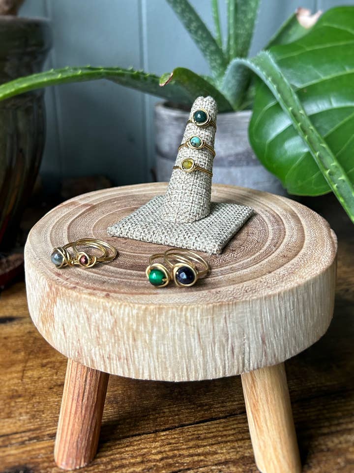 Anello in ottone con pietre preziose per la vendita all'ingrosso da parte di Celestial Dream Gems