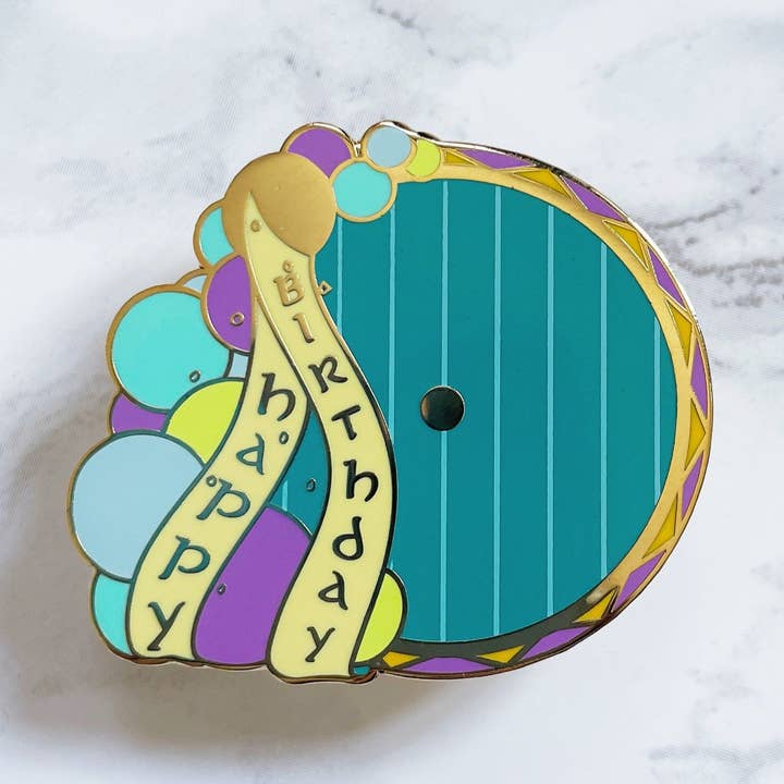 Épinglette bleue en émail pour porte d'anniversaire pour la vente par Kimchi Kreative