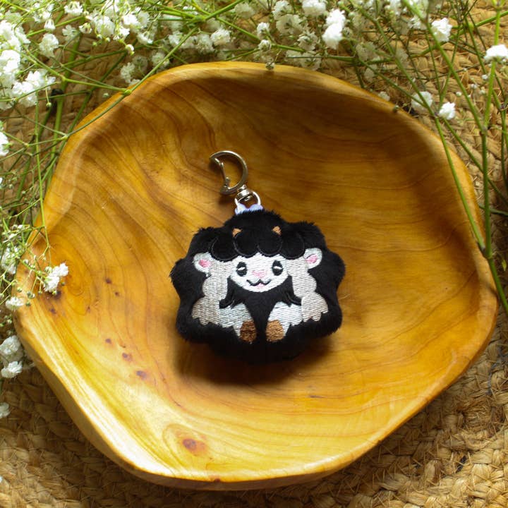 Mamukeeto – wholesale Nyckelringar - Dam – Wooloo Plysch Nyckelring | Handgjord | Pokémon | 3" x 3,5"