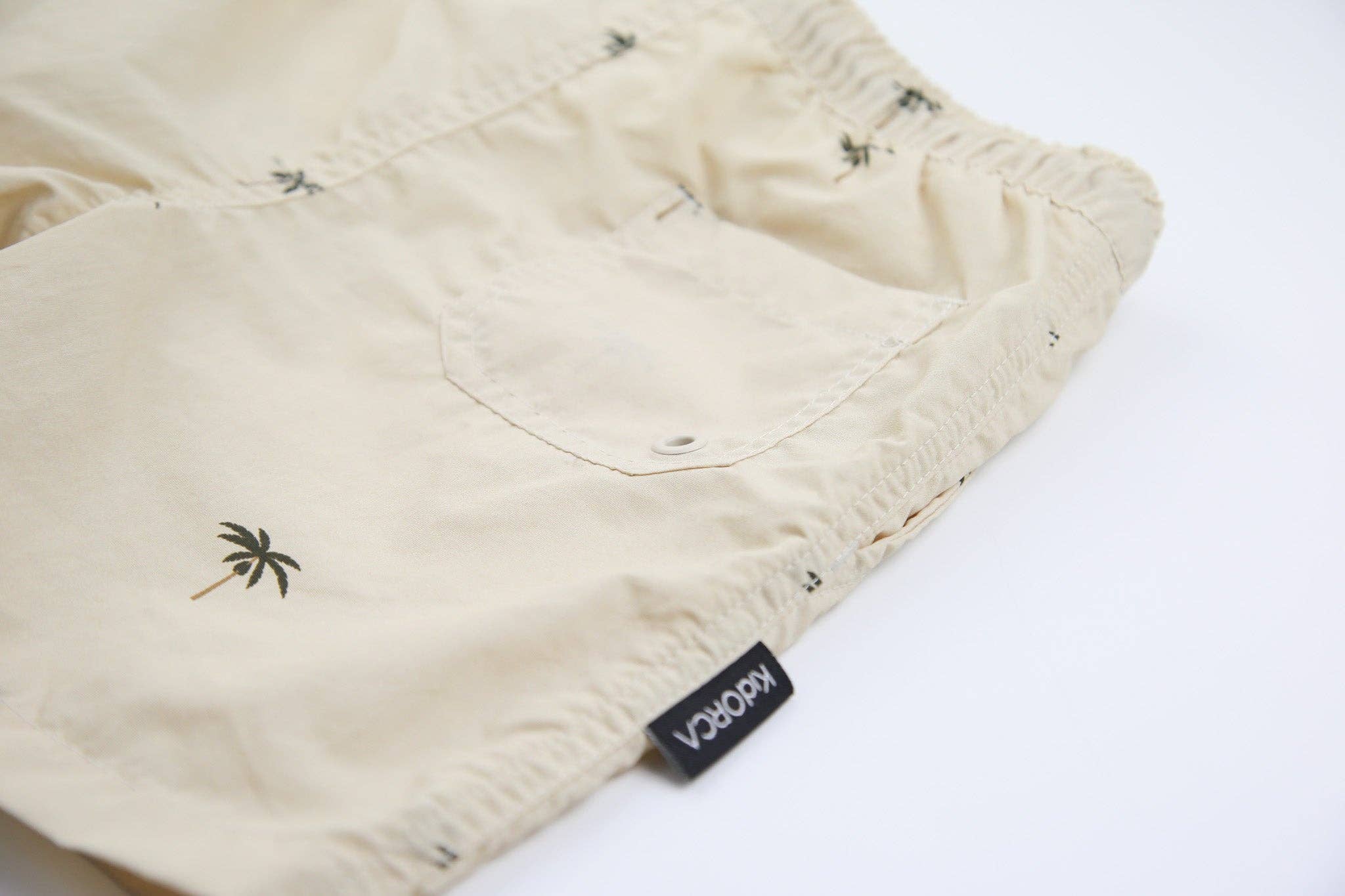 KID.ORCA – Großhandel Badeshorts – Kinder – Jungen Badehose mit Palmen- und Mandelmuster2