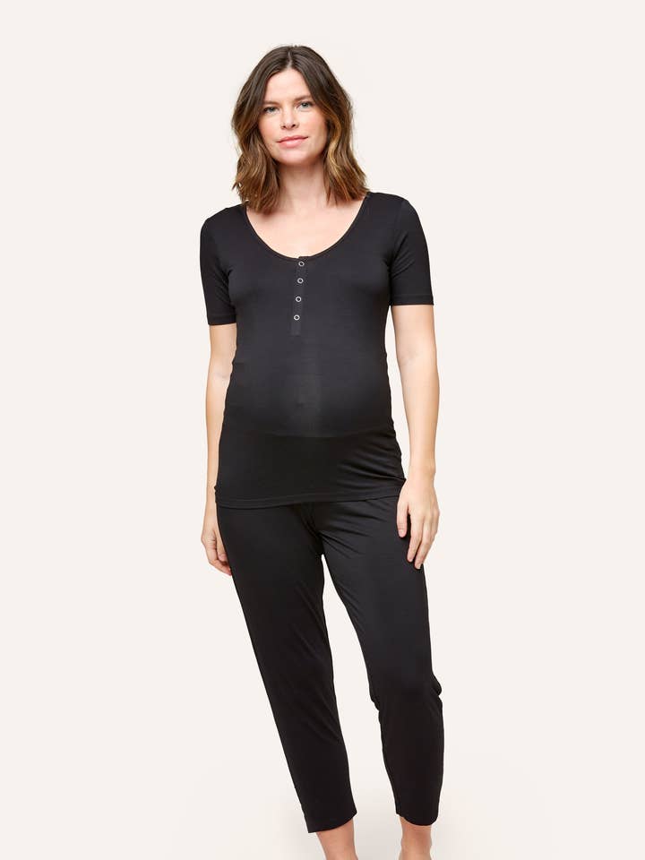 Rhys sygepleje Tee for engroshandel hos Nom Maternity