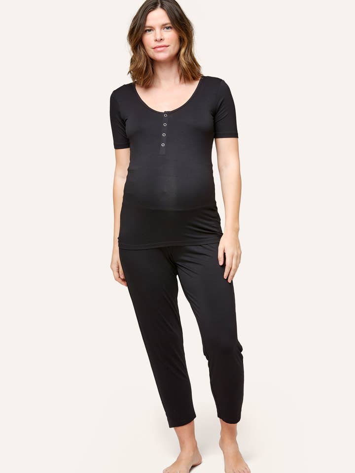 Rhys sygepleje Tee for engroshandel hos Nom Maternity