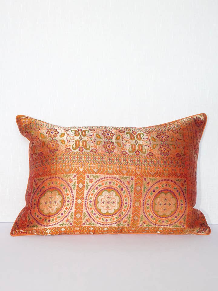 Housse de coussin Sari en soie vintage dorée Cayanne 12x20 pour la vente par Rameti studios