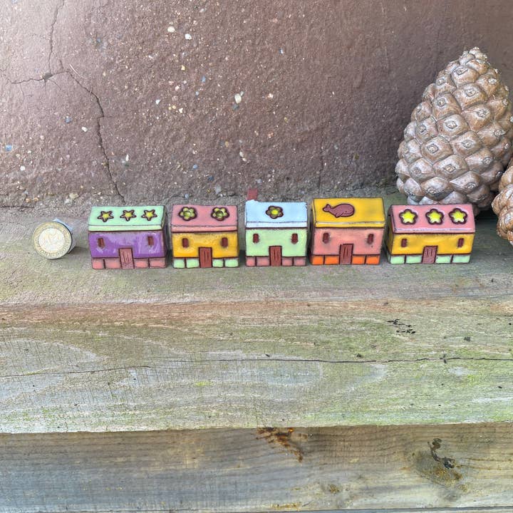Set di 5 piccoli ornamenti in ceramica a forma di casetta per la vendita all'ingrosso da parte di Mindful Atelier