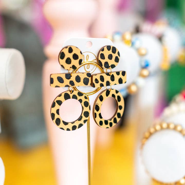 Olive - Boucles d'oreilles à motif animal imprimé guépard pour la vente par Audra Style