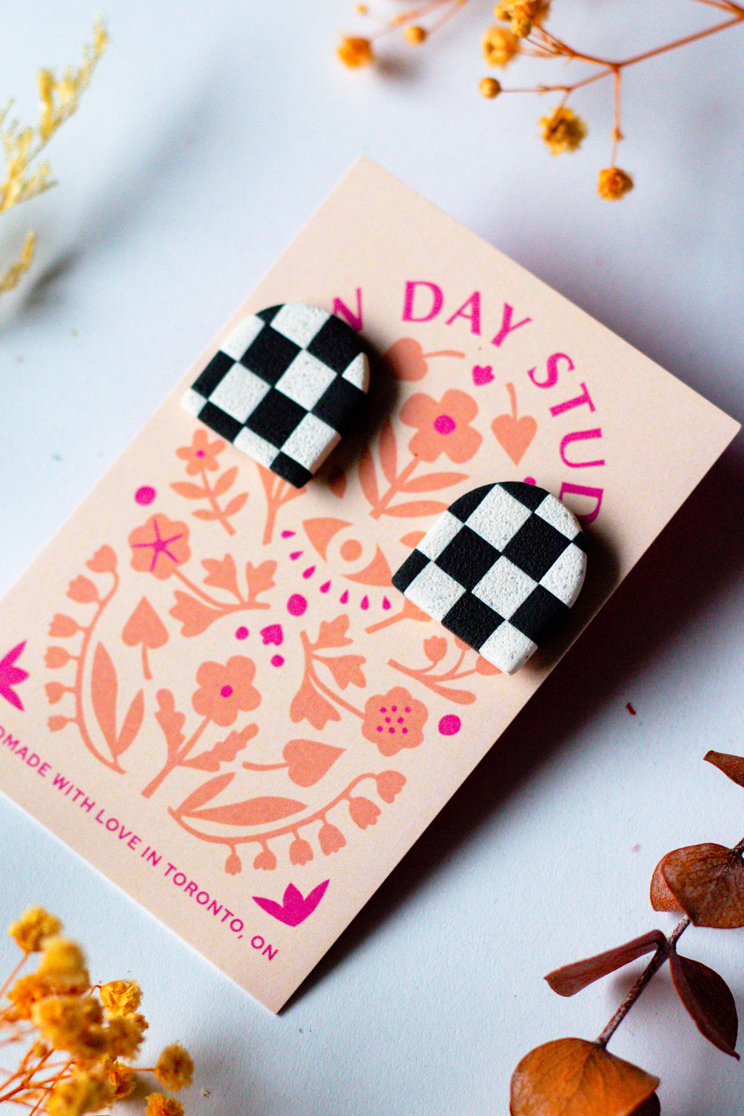 Slow Day Studios – Großhandel Ohrstecker – Arch Ohrstecker aus Polymer Clay im Schachbrettmuster, Schwarz und Weiß2