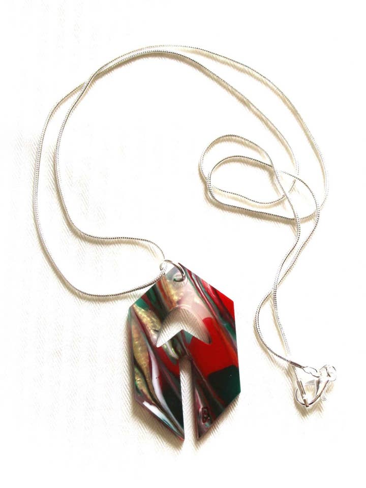 Collier hexagonal avec fjord, chaîne couleur argent. pour la vente par Bizuwayne