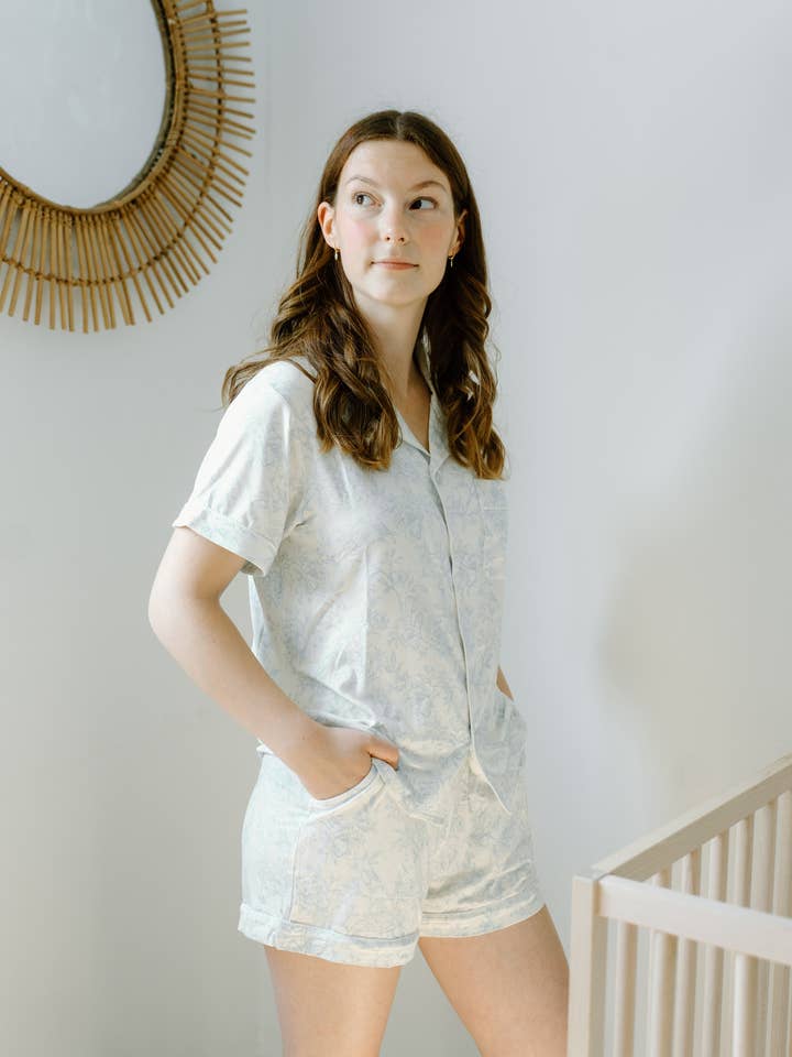 Dame pyjamassæt med korte ærmer - Valley Blooms for engroshandel hos Peaks & Valleys Baby