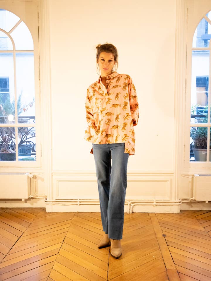 BLOUSE NOLA TIGER ROSE pour la vente par JUDITH LACROIX