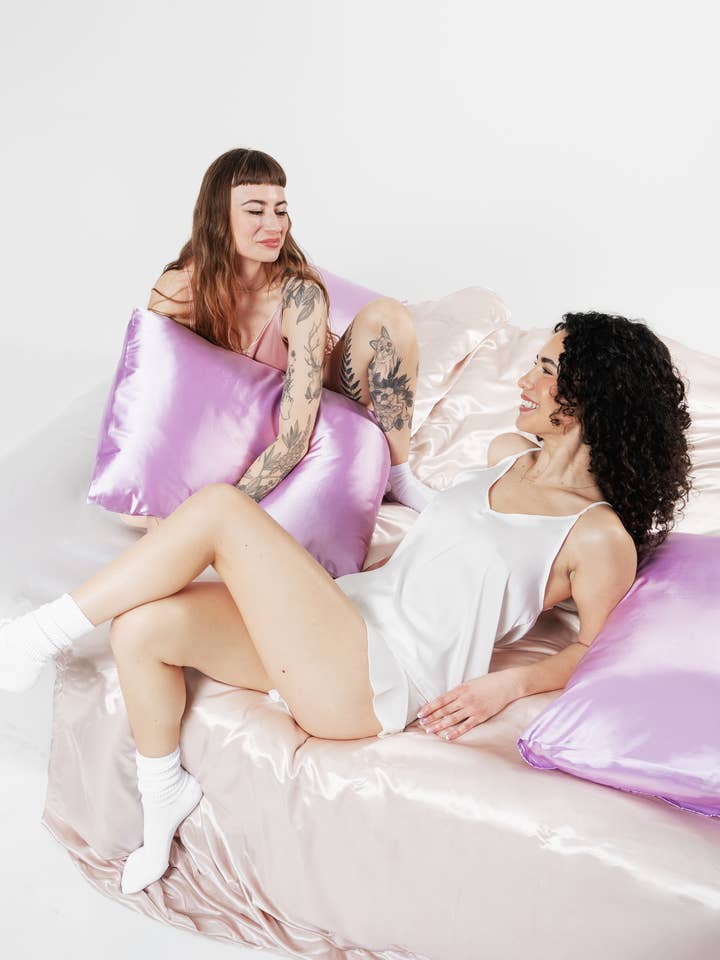 Vegan silk Pillowcase - Lavender for wholesale by Maylyn & Co