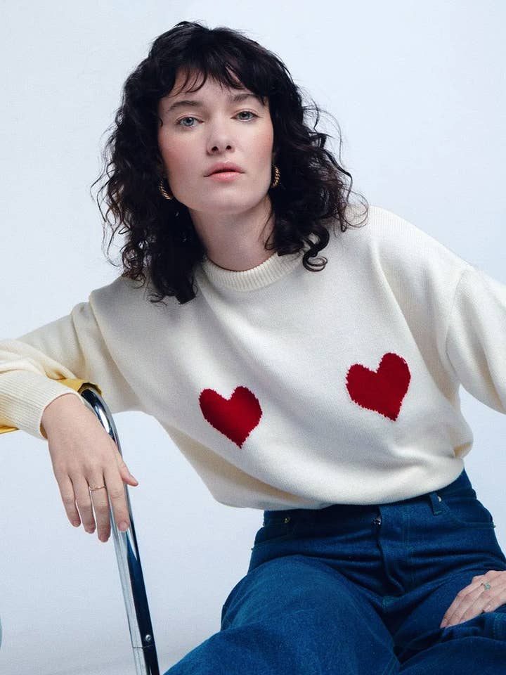 Maglione Côme écru cuori rossi per la vendita all'ingrosso da parte di Elise Chalmin