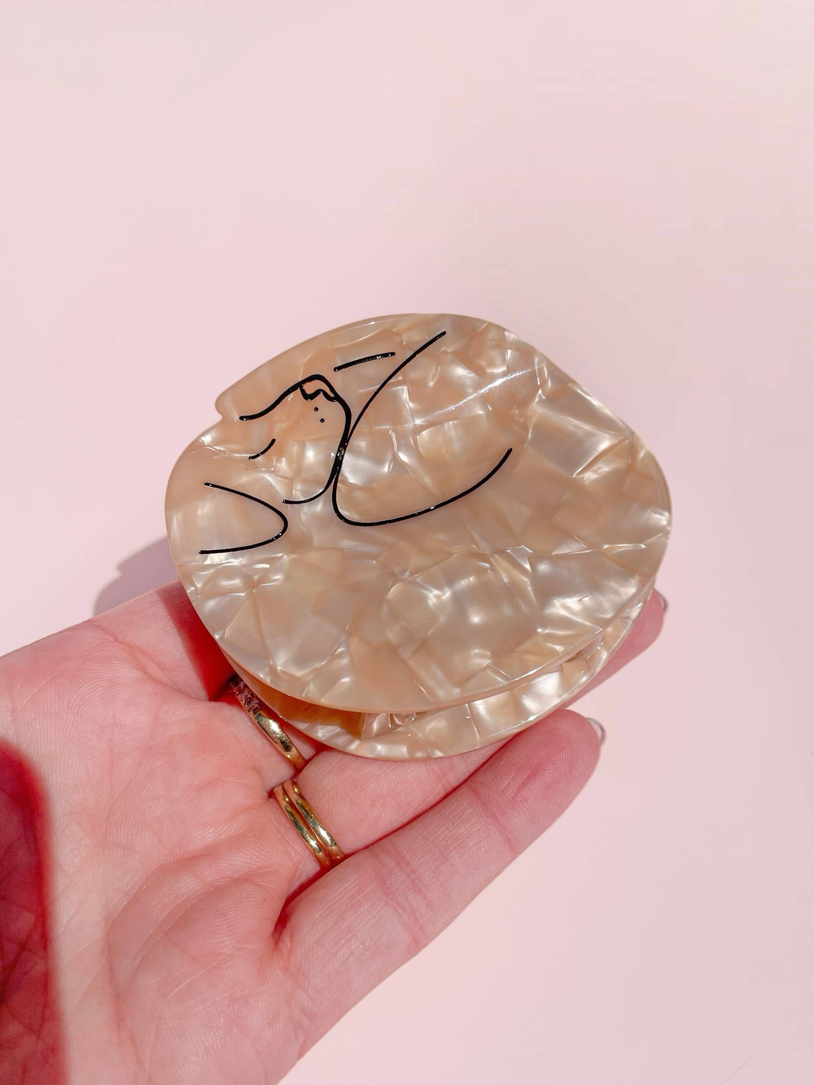 Line & Co - Vente Pince à cheveux – femme - Pince à cheveux en forme de griffe pour chien endormi blond // Acétate de cellulose2