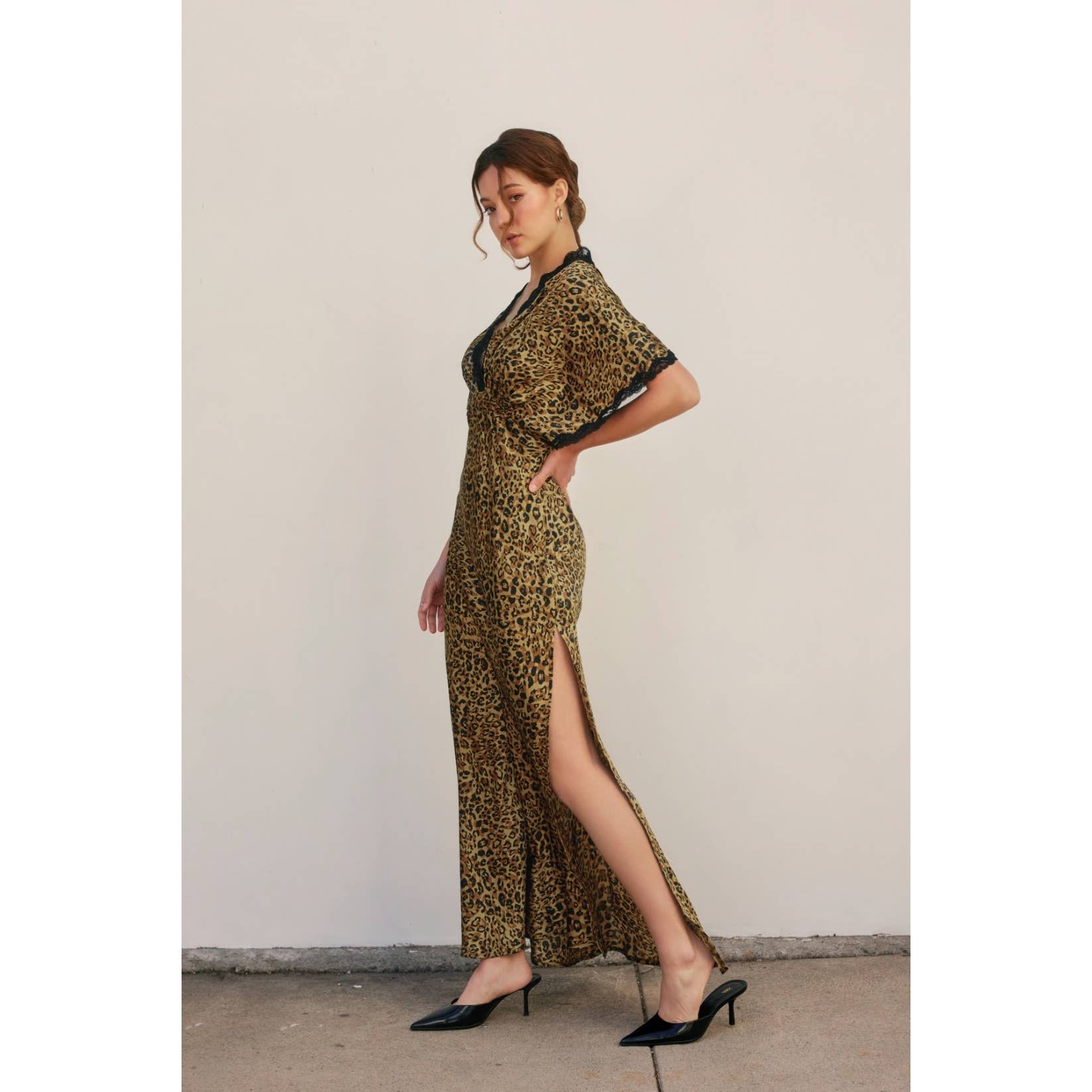 UMBER DOURADO Vestido Comprido de Renda Golden Kingdom para venda a revendedores na Faire1