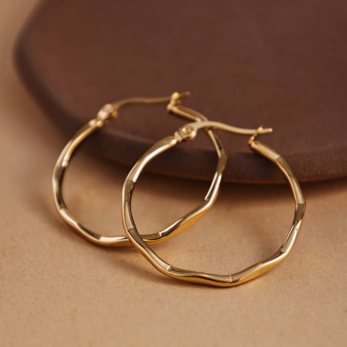 Gold Geometric Hoop Earrings and other Purchase Wholesale prezzo angurie. Free Returns & Net 60 Terms on Faire trending on Faire.