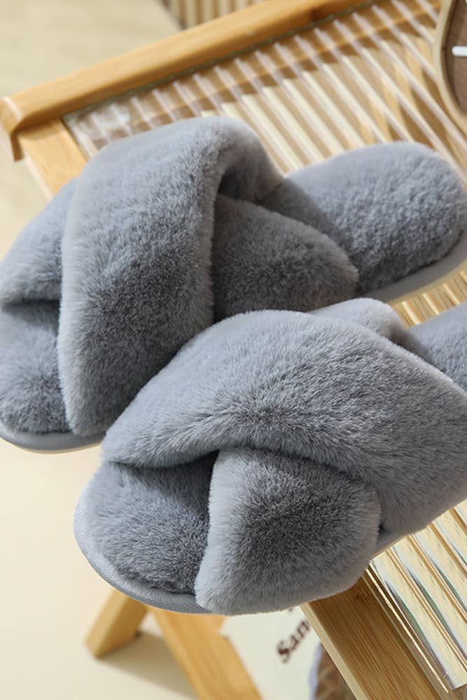 UNISHE - Wholesale Slippers - Women's - Criss Cross Fluffy Slippers MMD0193