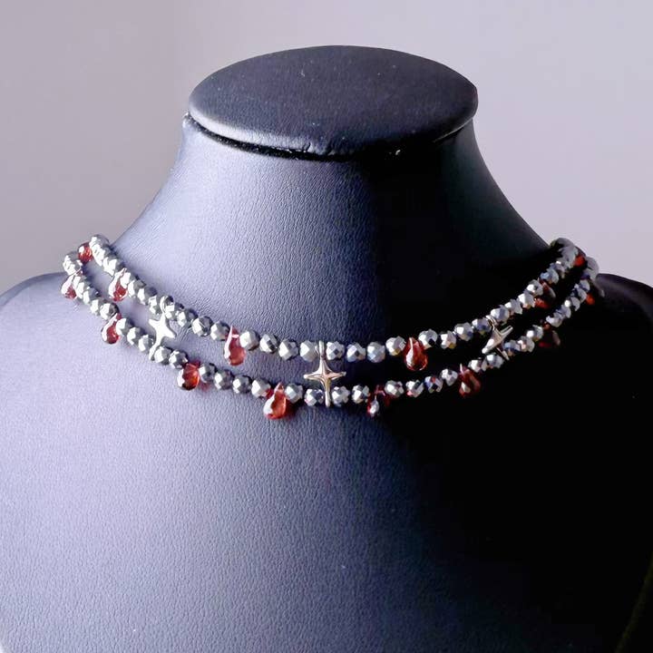Collier ras du cou en cristal de grenat en forme de goutte et fait main en térahertz pour la vente par Ninaouity
