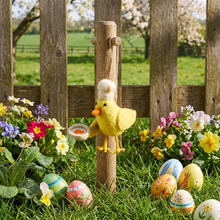 Décoration de Pâques suspendue en feutre fait main Chick Norris pour la vente par Felt So Good