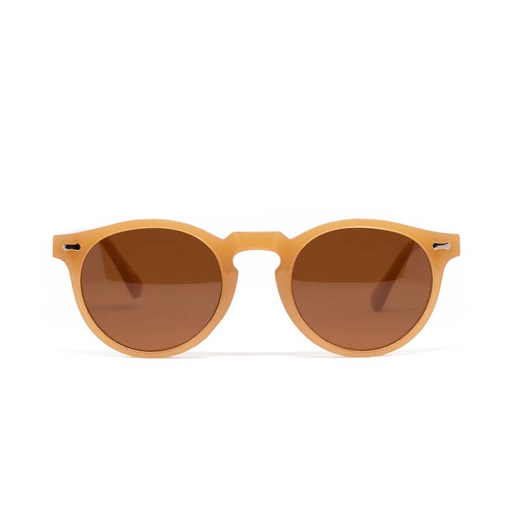 COOPER II CARAMEL. Lunettes de soleil polarisées pour la vente par Minue Opticians