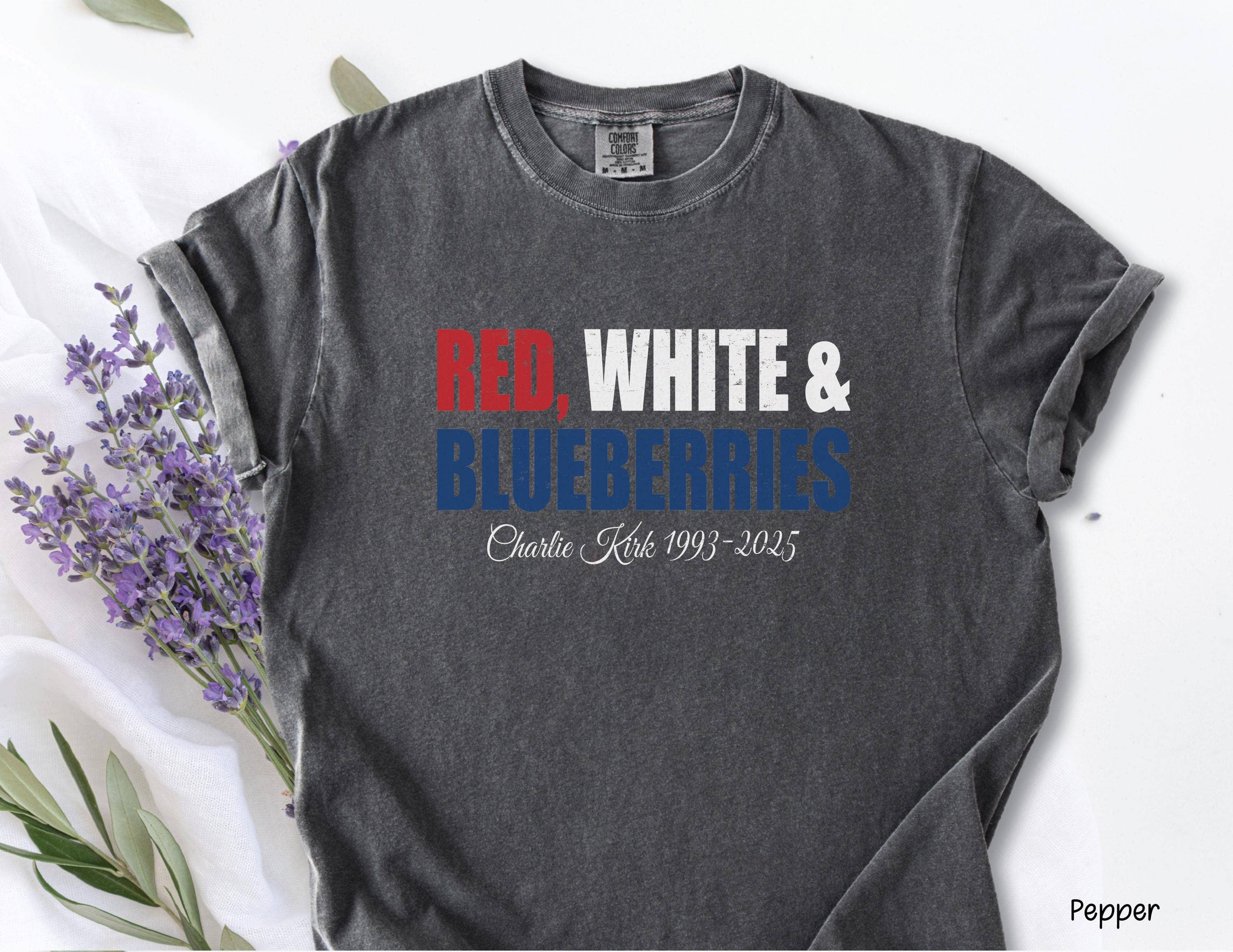 ClevorFit – T-shirt gráfica - Unissexo por atacado – T-shirt Conforto Cores Vermelho Branco & Mirtilos Charlie Kirk2