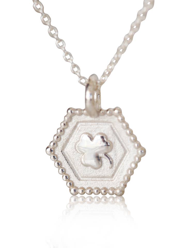 Colar Mini Charme Shamrock - Prata Esterlina por atacado de Erin Pelicano Jewelry