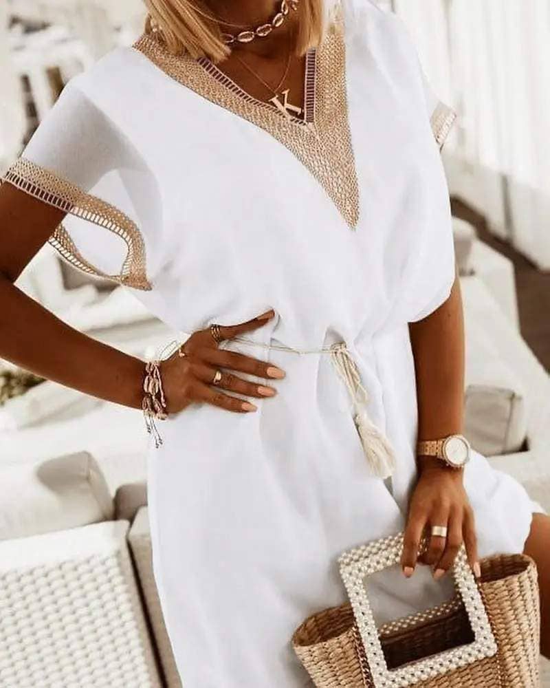 BIANCO abito casual con scollo a V in pizzo a contrasto in vendita all'ingrosso su Faire2