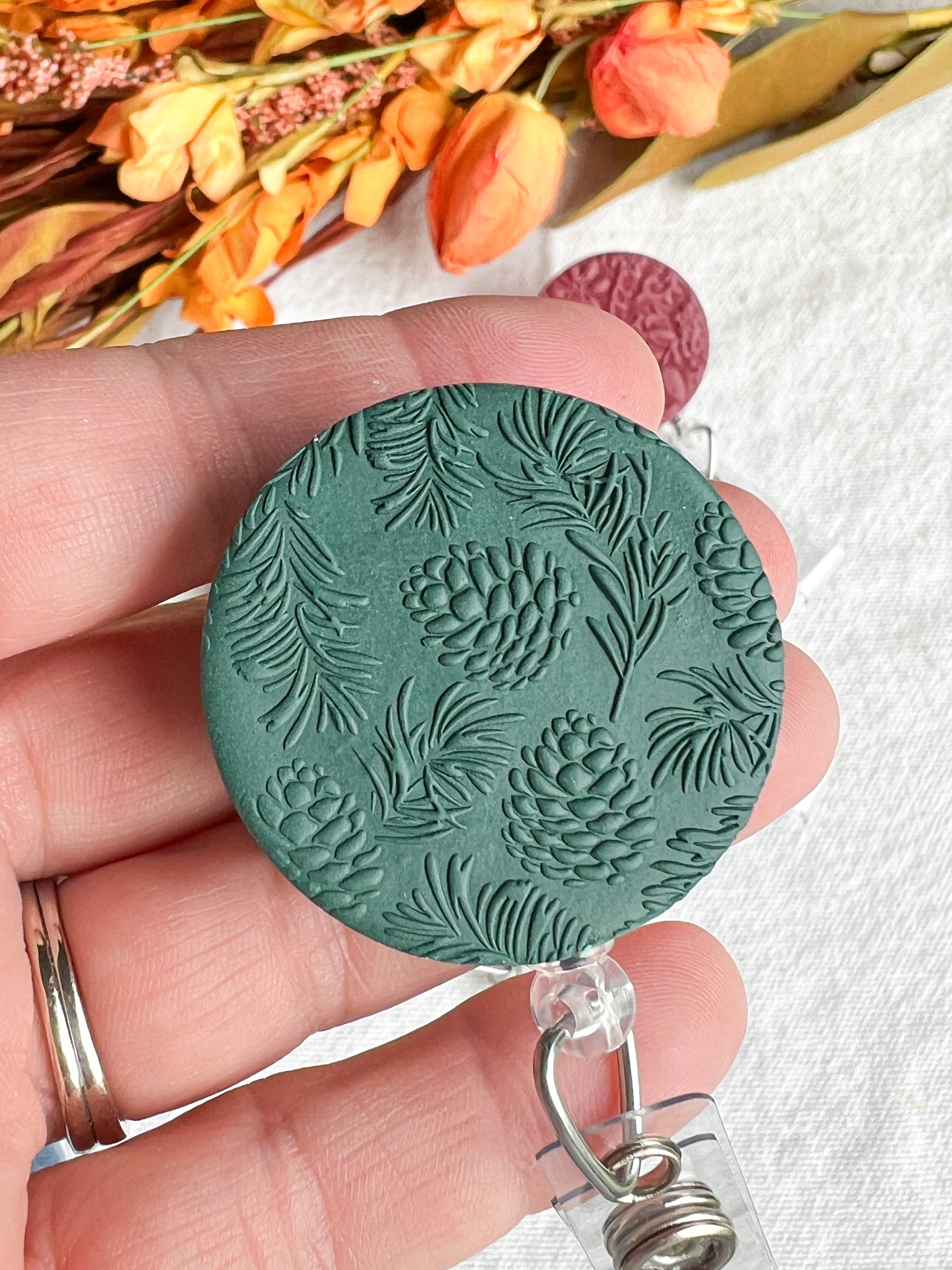 Morning Dew Designs - Vente Accessoire de badge – femme - Badges d'identification pour infirmières/enseignantes en argile polymère texturée et colorée6