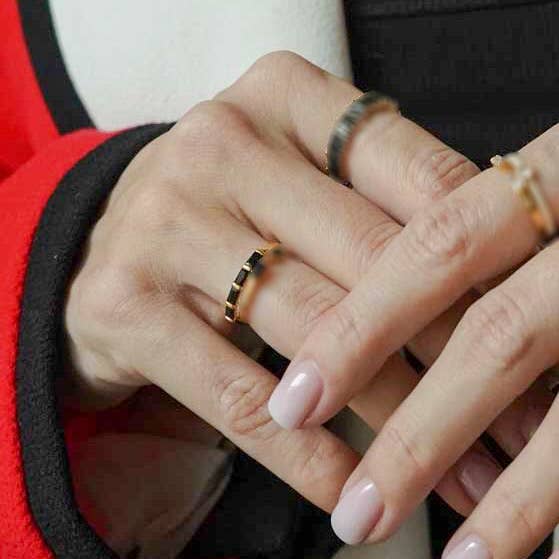 Bijoux 7bis - Vente Bague avec plusieurs pierres - Bague Alliance 4 Strass Griffes Rectangulaire Doré Or fin5