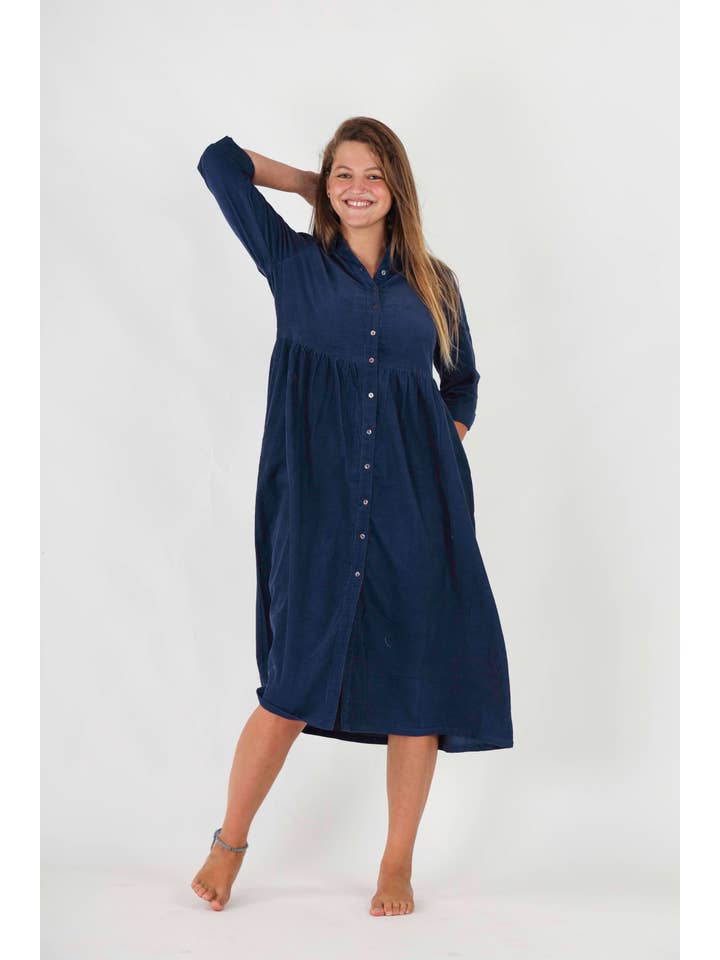 Humanity Centred Designs – Großhandel Kleid – Damen – Winterhemdkleid mit Gänseblümchen_ Bio-Babycordkleid für den Winter2