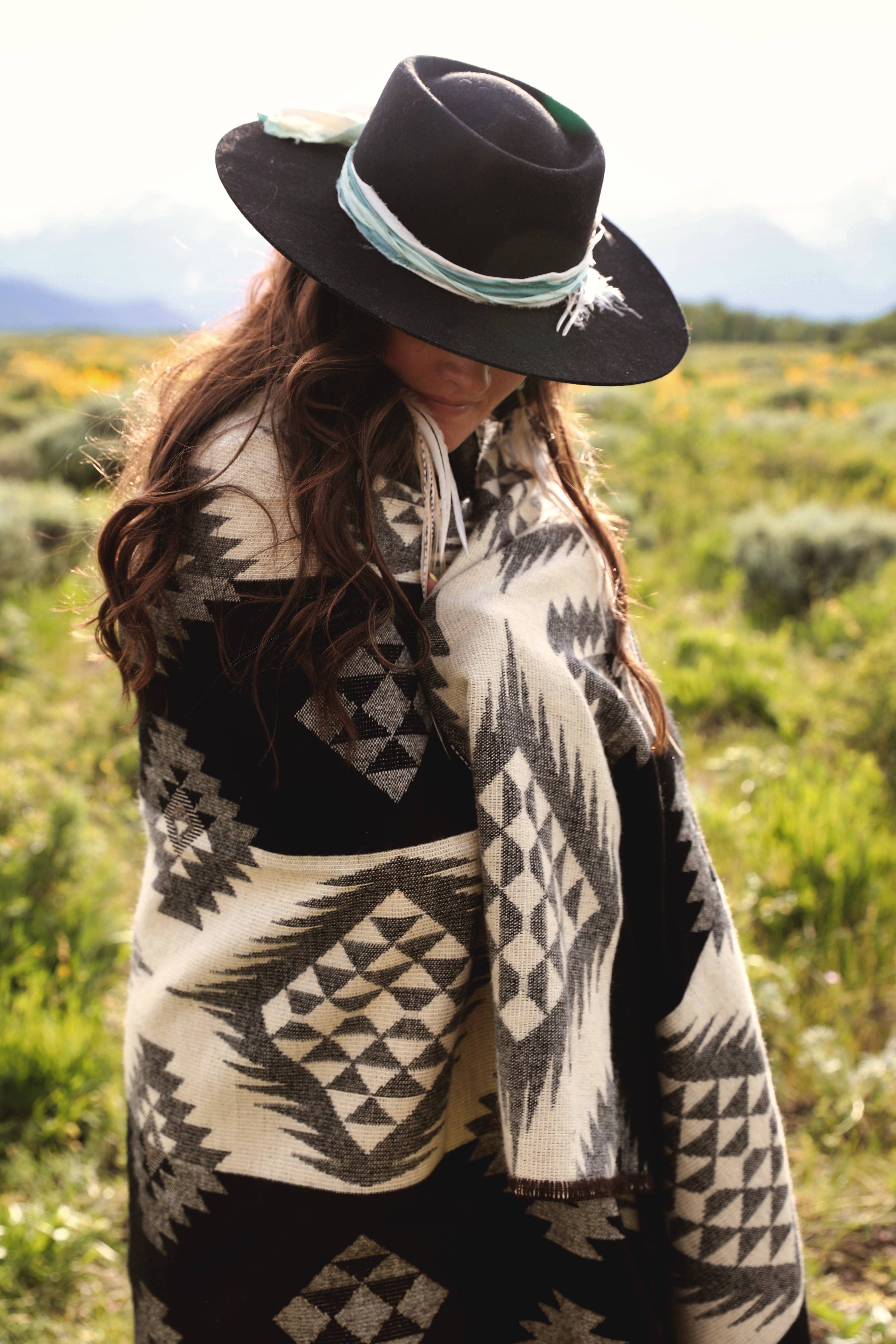 Meraki Movement - Wholesale Throw Blanket - Prairie Sunset Aztek Alpaca Throw Blanket8