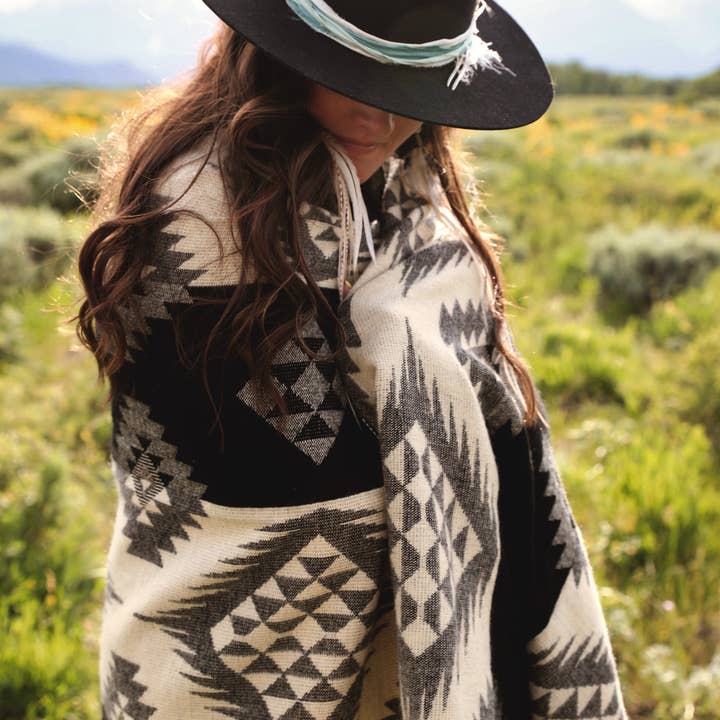 Meraki Movement - Wholesale Throw Blanket - Prairie Sunset Aztek Alpaca Throw Blanket8