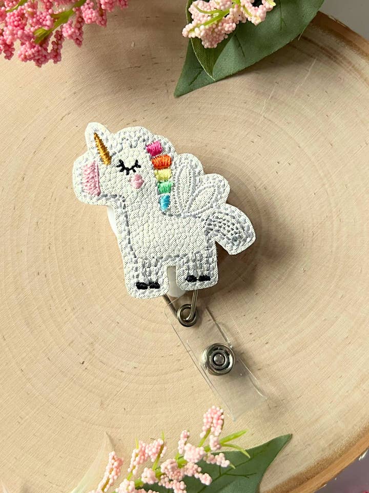 Ausziehbares Abzeichen mit fliegendem Einhorn für Lehrer und Krankenschwestern für den Großhandel von Meeko’s Must Haves