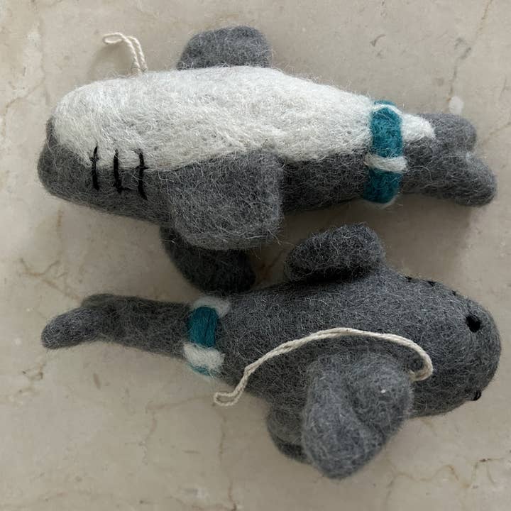 cerruti home – Ornamento por atacado – Ornamento artesanal de feltro “Shark in Buoy”4