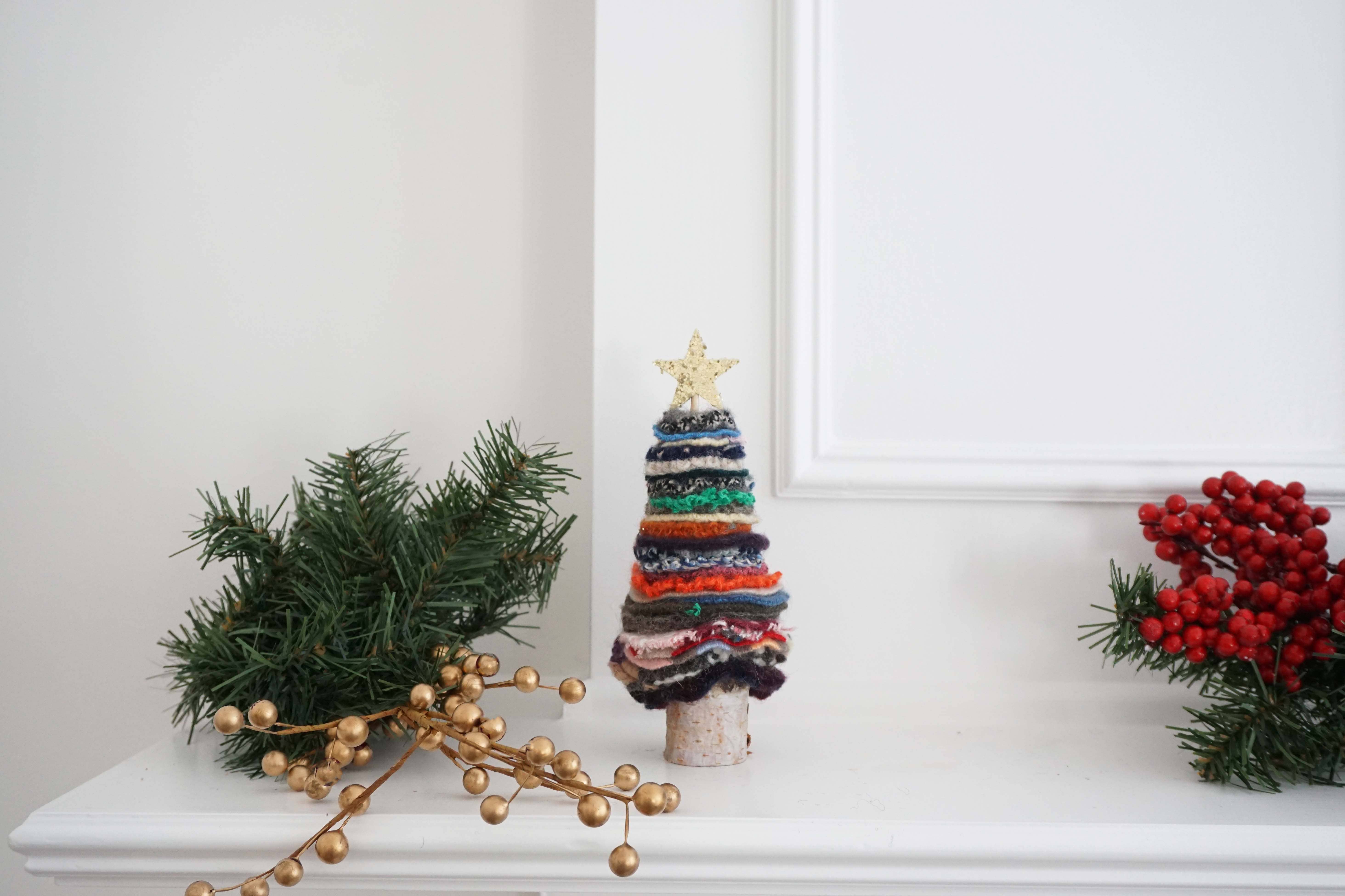 One Stitch Away – Großhandel Weihnachtsschmuck – Kleiner mehrfarbiger gefilzter Wollweihnachtsbaum
