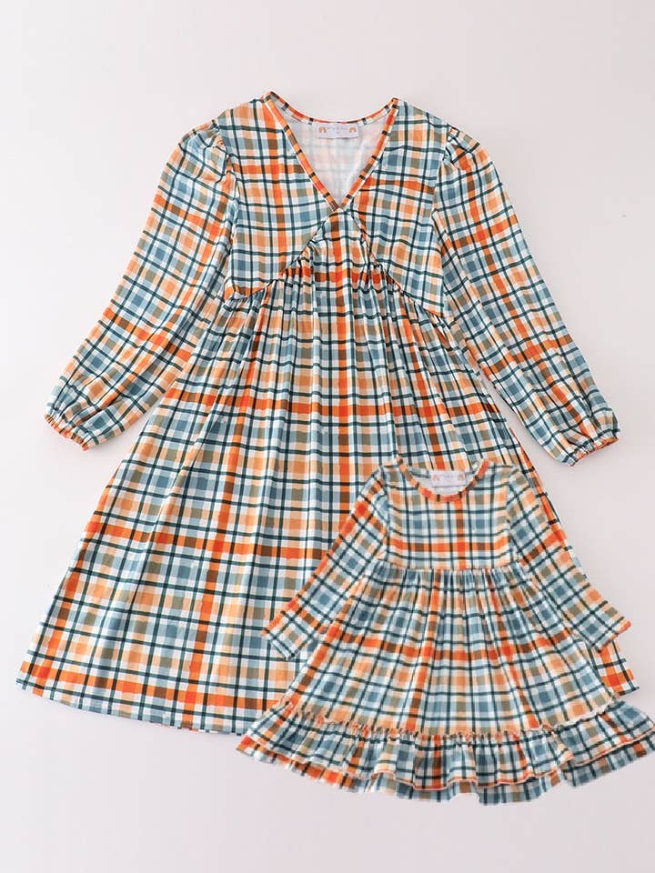 Groene geruite moeder-en-ik-jurk voor wholesale door Aspen Rain Boutique