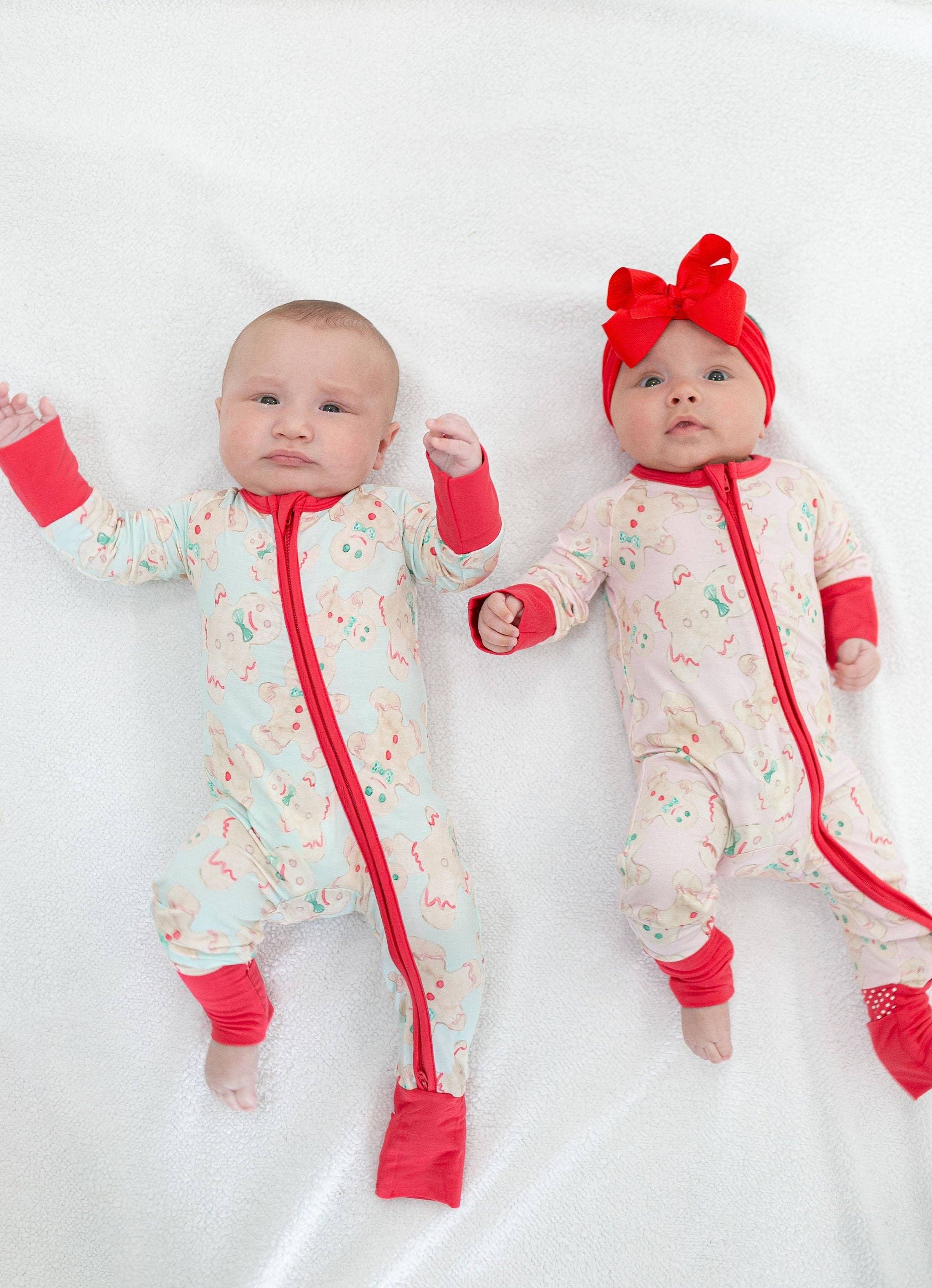 Sweet Bay Clothing – Engroshandel Natdragt – til baby – Blue Gingerbread Lynlås Onesie2