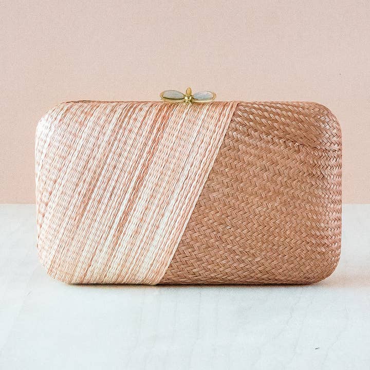 Bolso de mano estilo kimono en color coral - Monedero de paja | LIKHA para venta al por mayor de LIKHÂ