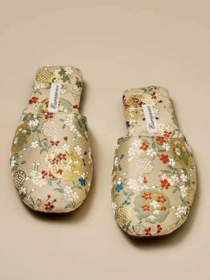 Lian Collection - Wholesale Slippers – Women's - Oriental Floral Embroidered Slippers - Trendy Indoor Shoes1