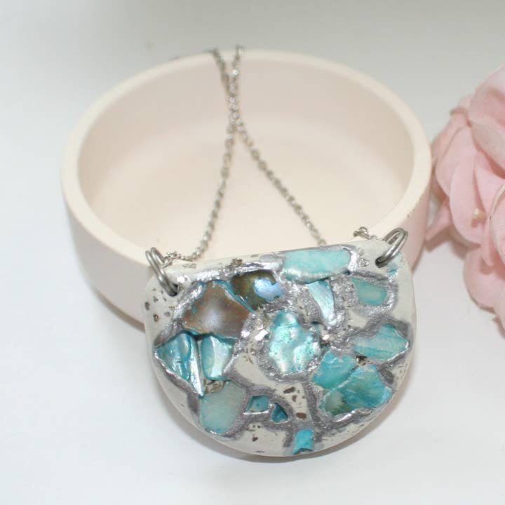 Pendentif en béton fait main avec pierre bleue et accent argenté pour la vente par ShesSoCrafty Goods