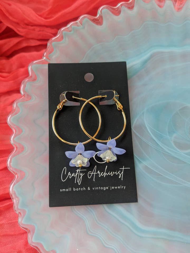 Brincos de Argola Dourados com Contas de Flores Vintage por atacado de Crafty Archivist