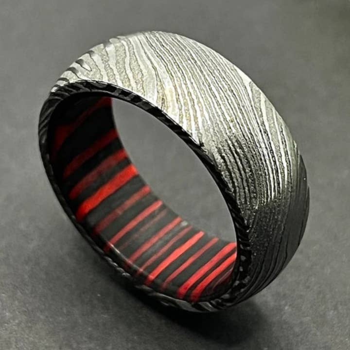 Bague en acier de Damas fait main et bois de fût de whisky – Alliance unique, bague de promesse rustique, bague de fiançailles avec incrustation de bois pour la vente par RustyStudioUSA