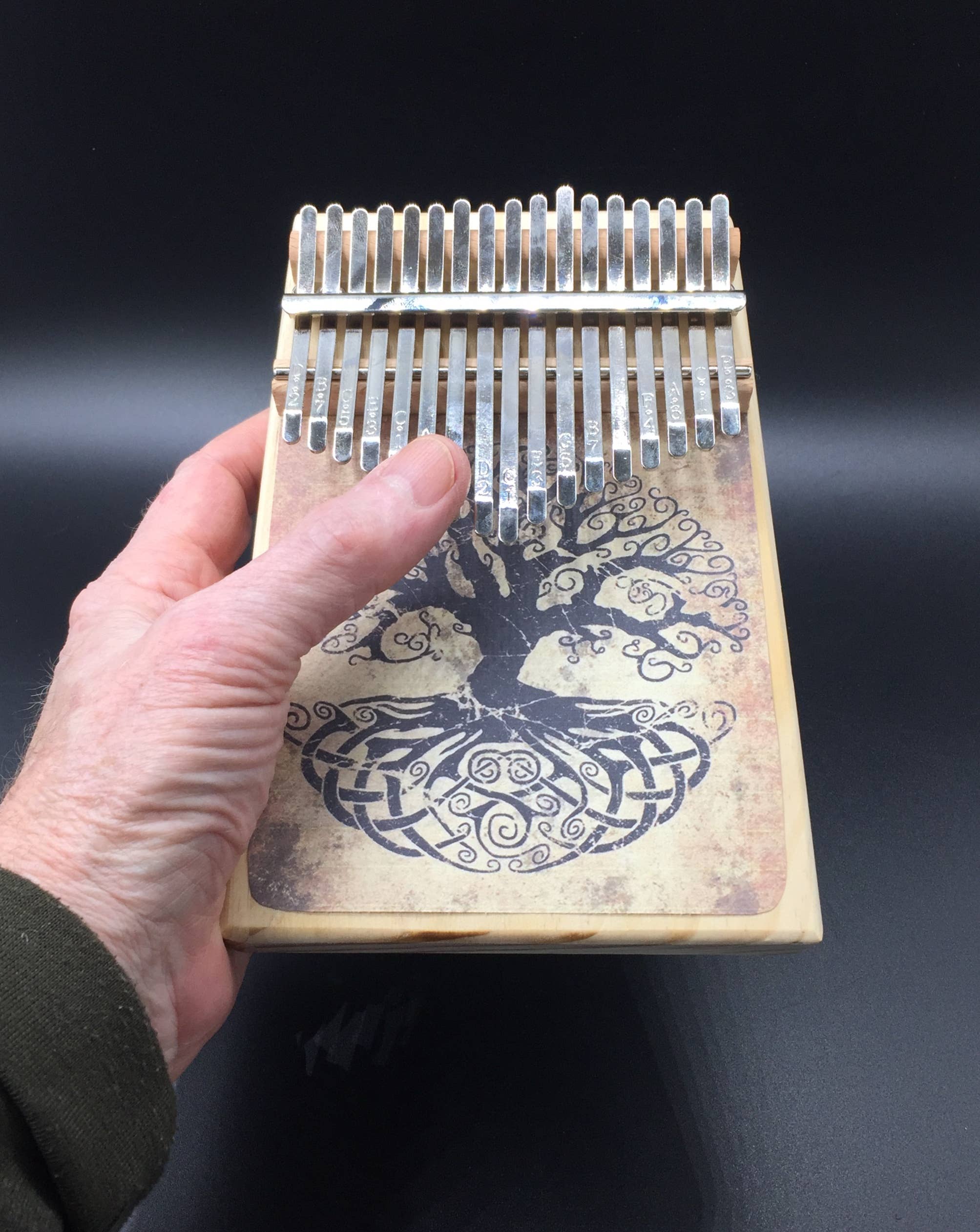 inRhythm - Vendita all'ingrosso Strumenti musicali - Kalimba con 17 note in acciaio e supporto espositivo opzionale0