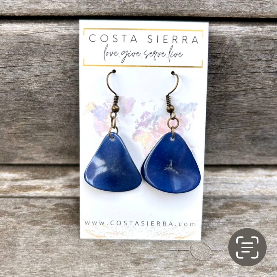 Costa Sierra – wholesale Hängande örhängen – Madalina örhängen i tagua, handfärgade och karvade med naturlig nötlook7