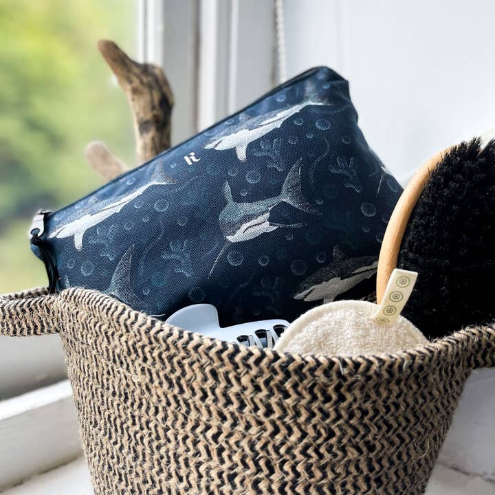 Pochette Coral Shark en coton biologique pour la vente par Kelsey Emblow Illustration