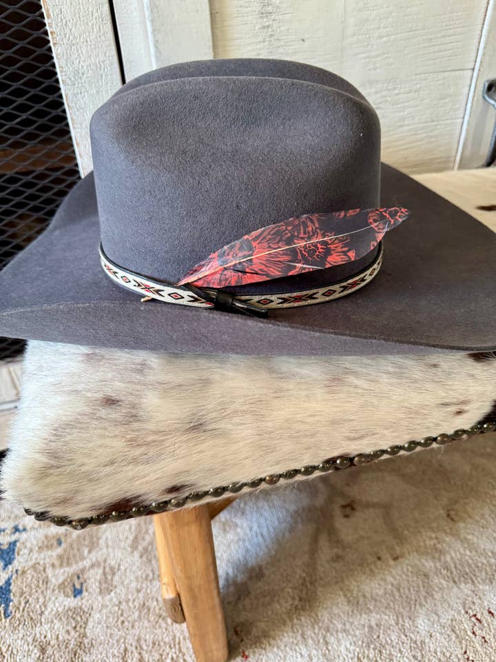 Piuma per Cappello Occidentale con Motivo Floreale Cremisi - Accessorio per Cappello Occidentale per la vendita all'ingrosso da parte di Buckaroo Supply Company